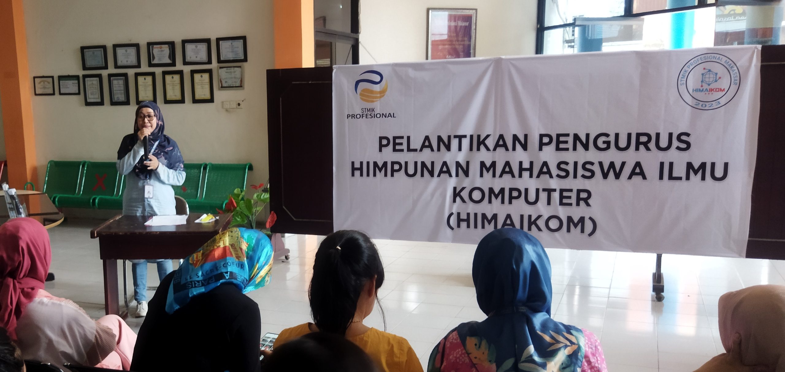 Acara Pelantikan Himpunan Mahasiswa Ilmu Komputer (HIMAIKOM) STMIK Profesional Makassar Periode Tahun 2023-2024